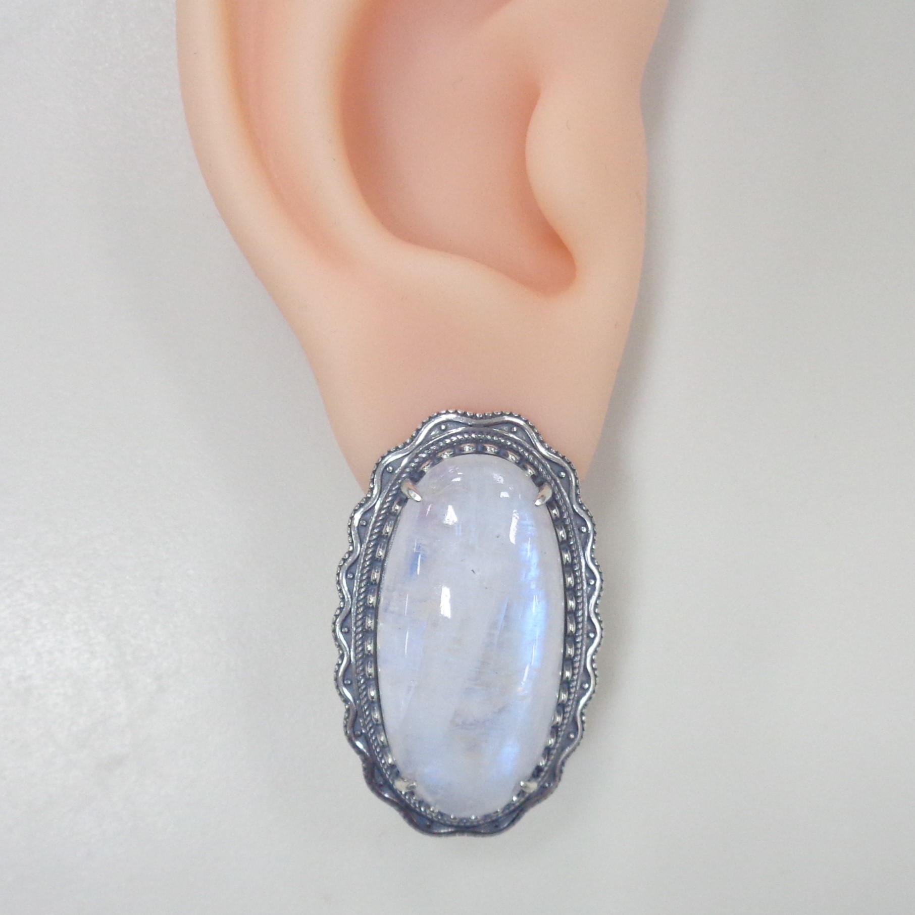 Серебряные серьги с лунными камнями